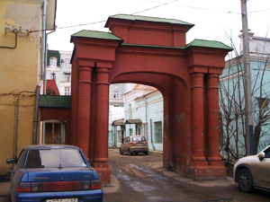 Арочные ворота на улице Полонского